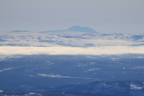 Fra Nibbi ser vi helt til Gaustatoppen (1883 m.o.h.). Bildet er tatt med telelinse.