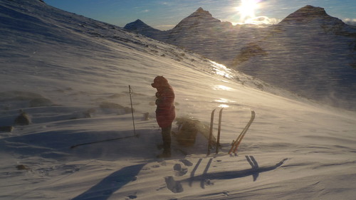 Snøfnokk og sol bak Hellstugutindane i skaret mellom V1 0g V2