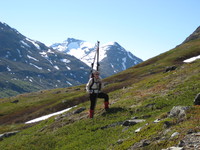 Astrid på vei mot Loftet 15. juni 2008. Leirdalen med Sauafjellet og Vestre tverrbottind i bakgrunnen