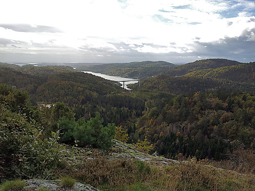 Flott utsikt fra Gaukåsen mot Langangbroa. 