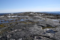 hva ser vi på?? Jo, topp punktet på 912 moh.. rett frem 5 meter:-D vi pyntet med en liten varde her før vi gikk ned igjen.