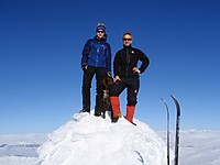 To glade karer og en hund på toppen av Norges mest enslige 2000-meter.