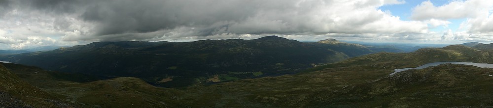 Panorama frå Nørdre Megrundskampen. Ruten og Sprenpiggen til venstre. Storhøa og Gråhøa. Espedalen. Trona. Mot Stylskampen, Leppkampen og Ongsjøfjellet til høgre. Nedre Megrundstjønn.