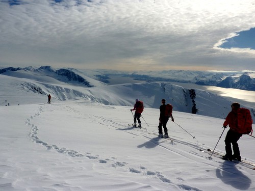 Between Uløytinden and Kjelvågtinden