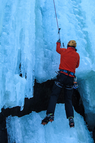 Iscragging ved Rjukandefossen. Her hakker jeg meg opp ruta "Delvis" (WI4).