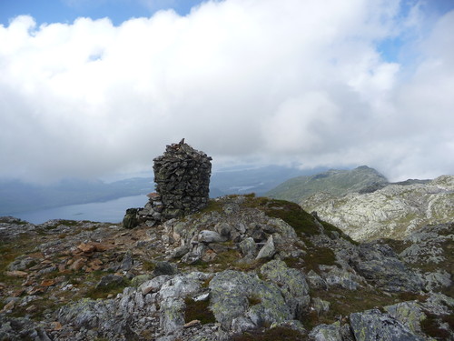 Varden på Blånipe med Nordalsfjord i bakgrunnen