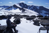 Fride på Nordvesttoppen av Høgdebrotet 2115 moh. Tjønnholstinden 2331 moh i bakgrunnen.