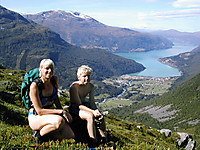 Langs stien på ca. 850 moh. Fin utsikt mot Loen og Indre Nordfjord.