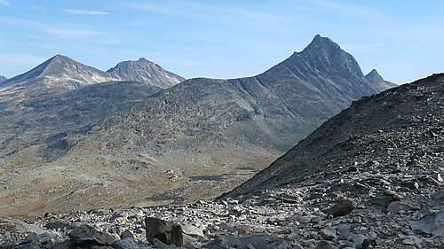 1. oktober 2011 mot Olavsbu. Skarddalstinden og Skarddalseggje til venstre, Rauddalseggje til høyre