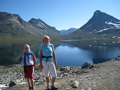 Familietur til Kyrkja....de kom ikke helt opp...men ikke langt unna..