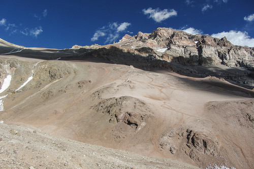 Skue opp mot Aconcagua fra en knaus ved BC.