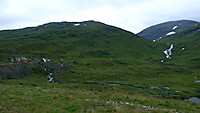 Sauafjellet sett fra Upsete stasjon. Gangdalsfossen til høyre