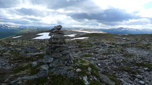 Vardafjellet 1174. Utsikt mot SSV mot Sjuvardefjellet. Voss og Lønahorgi i bakgrunnen mot høyre.