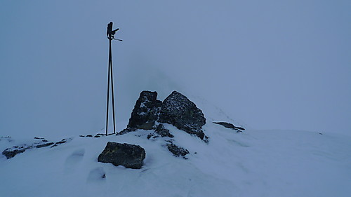 Varden på Trollsteineggje S2. S1 skimtes såvidt i bakgrunnen i tåken.