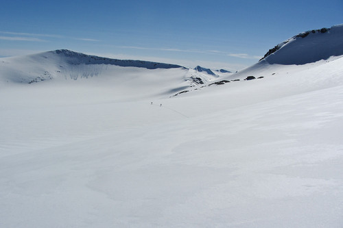 På vei over søndre Sealggajiekna breen. Storsteinsfjellet S2 bak.