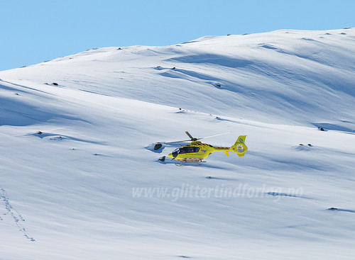 Helikopteret flyr av gårde.