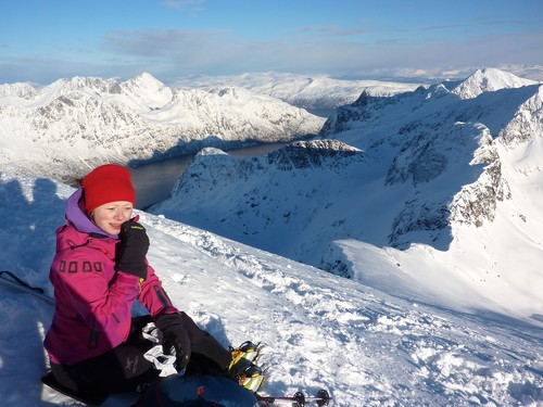 Kristin på skitoppen. Ersfjorden bak henne.