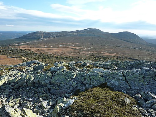 Fra Skurufjellet med utsikt tilbake på Trysilfjellet og dagens 2 av 3 toppbestigninger.