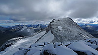 Store Rauddalstinden sett fra Vestre. I bakgrunnen fra venstre Skardalseggje, Austre Rauddalstinden, St. Rauddalaseggje og St. Rauddalstinden som dominerer mot høyre i bakgrunnen 