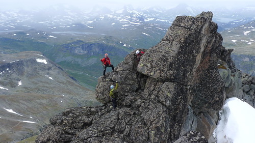 Susanne, Tshering og Pål på vei opp på den høyeste av de Nørdre Nålene. Foto fra SØ