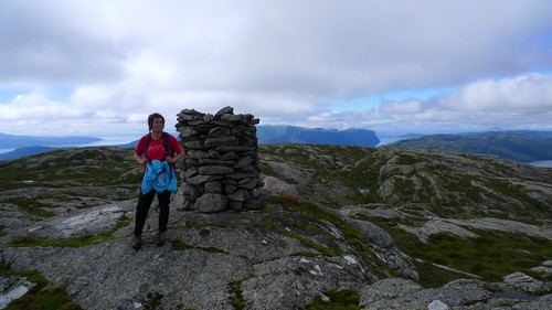 Liv Synnøve på Blåfjellet. I bakgrunnen fra venstre Sognesjøen, Lihesten og Åfjorden