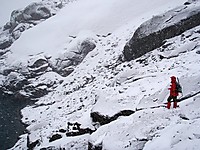 Ved 1291-vannet i Morka-Koldedalen måtte en smeltet snøfonn passeres nederst.