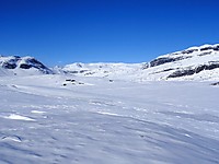 Over Fleinsendin ser man Knutsholstinden og Kalvehøgde.