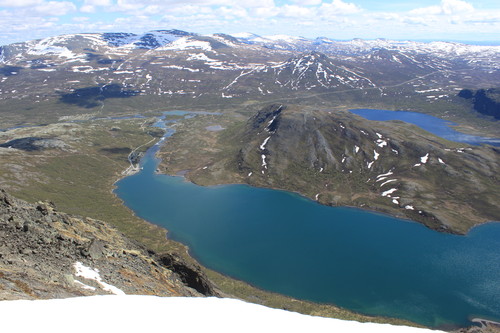 Utsikt fra Veslfjellet ned mot Gjendehøe (1257 moh), Gjende og Gjendesheim.