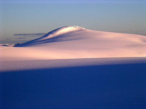 Snønipa i nydelig kveldslys sett fra Myklebustbreen i nord.