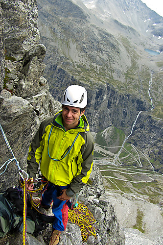 Bjørn-Even på standplass før siste taulengde. Trollstigen ses langt der nede under oss.