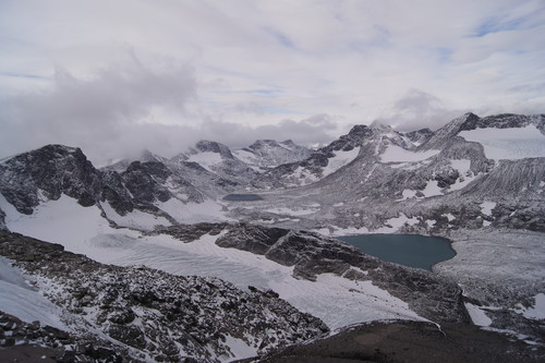 Bilde over Leirungsdalen med sine giganter ruvende på begge sider. Bildet kan minne om en tegning.