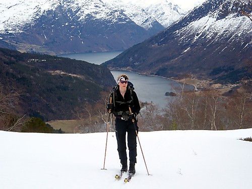 Kontraster på vei opp mot Skorsætra, Oppstrynsvatnet ses bak.