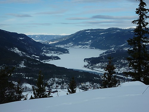 Utsikt nordover Gudbrandsdalen med Losnavannet og Tretten nedenfor.