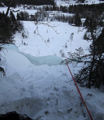 Tauet er lagt ut til rappell fra grana over fossen.