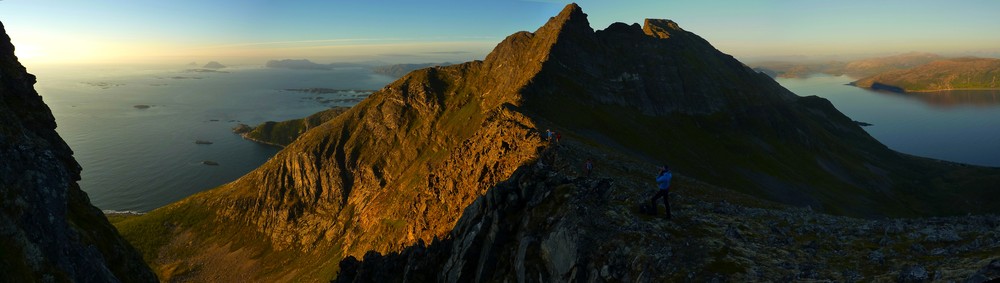 Evening sun lights up the northern side of the Vengsøytraversen