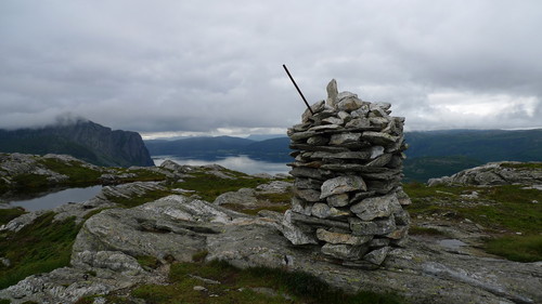 Toppvarden på Kolgrovheia. Lifjellet og Åfjorden i bakgrunnen