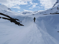 Det er ikke akkurat så ofte man må krysse en snøegg midt nedi en dal!