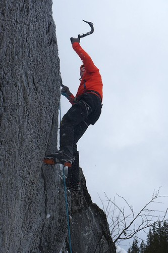 Drytooling opp "Two Assholes and Five Nice Bolts" (M6), Krokan/Fission Bowl.