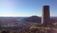 Varden på Søre Midtfjellet. Bergensdalen og Løvstakken i bakgrunnen