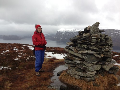 Liv Synnøve ved varden på Sørbøheia. Lifjellet med Gygrekjeften i bakgrunnen. Katlenova reiser seg fra fjorden til venstre