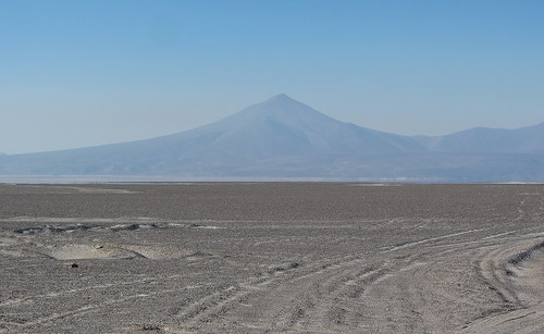 Cerro Doña Inés sett fra saltsletta i sørøst.