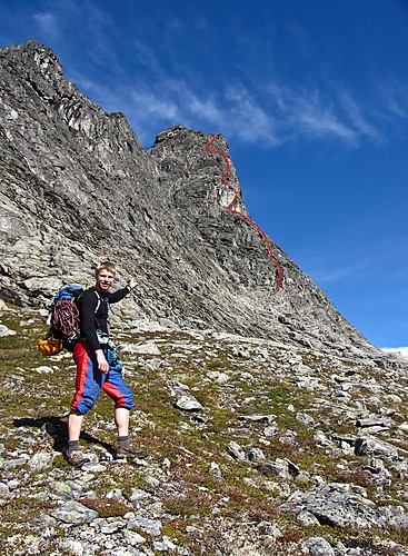 Har prøvd å tegne grovt inn hvor ruta opp østryggen på Bispen går.