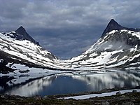 Hjelledalstinden og Falketind vokter på hver sin side av Morka-Koldedalen.