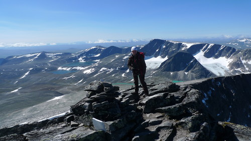 Pål på Vesttoppen. Bruri til høyre i bakgrunnen