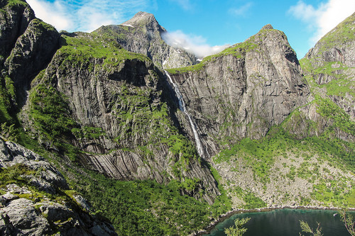 Hermannsdalstinden dukker opp etter at jeg har vunnet litt høyde fra Forsfjorden.