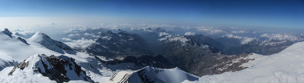 Panorama 2 fra Liskamm mot bla. Piramide Vincent og Valle del Lys.