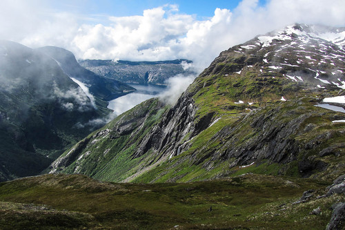 Storslagen utsikt mot Muskvika og Nordfjellet.