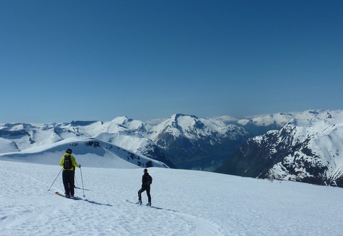 Drømmedag på Stryn sommarski! Frå toppen av breheisen er det ein lett tur til Øst for Nuken og Nuken. Flott skikøyring nedatt i Videdalen.