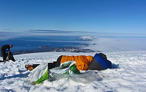 Herlig å slappe av i campen etter 24-timersturen til Beerenberg.