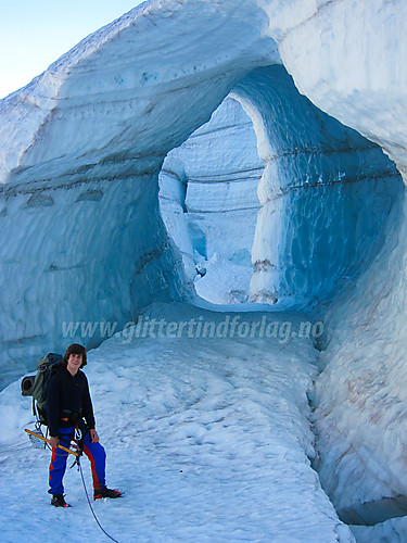 Bjørn-Even under en stor istunnell på Maradalsbreen.